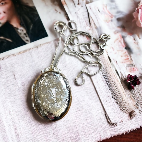 - Vintage Dynasty STERLING 925 fancy Victorian style etched oval locket ne… - Picture 2 of 7